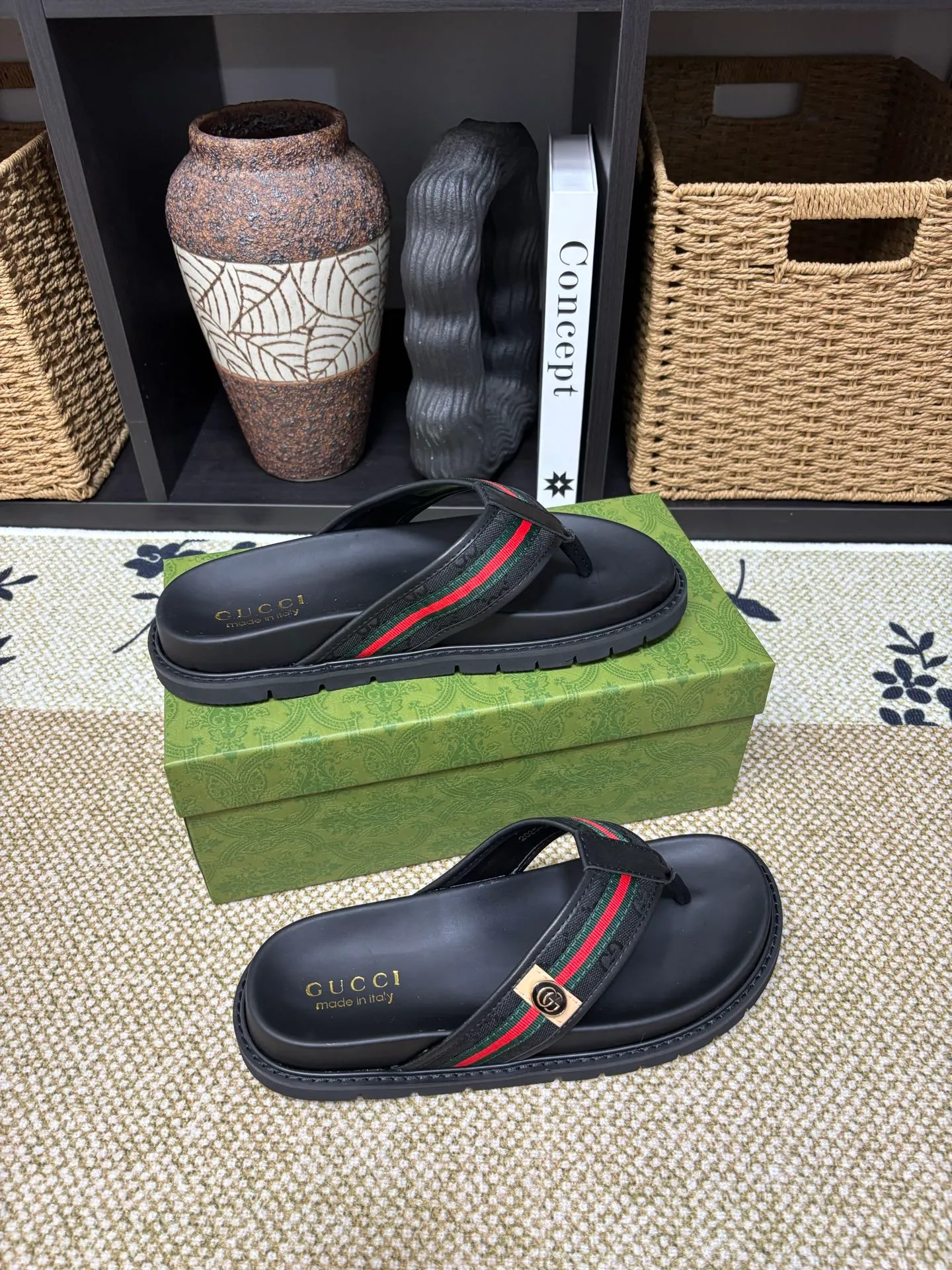Factory 💰 300 yuan Gucci slippers] high-end men's shoes brand official website 1:1 latest masterpiece: original mold customization, the fabric is made of imported original materials, upgraded outsole, lighter and non-slip. The market's top quality, simple yet tasteful, a must-have for fashionistas, fashionable at your feet, full of confidence, the same style at the counter 👍The season of summer slippers is here. Code: 38-45 (45 customized)